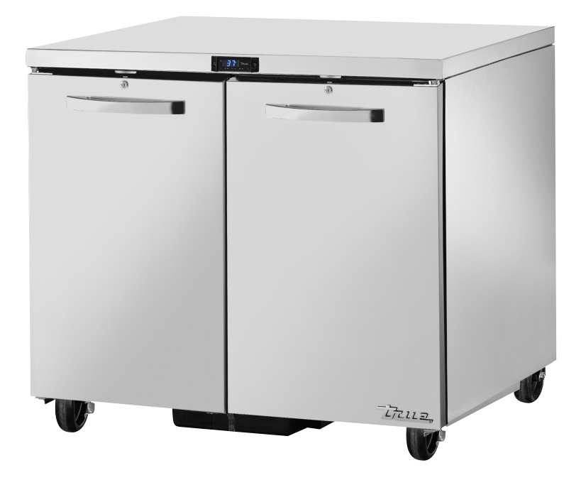 Refrigerador bajo mesa con puertas sólidas con paquete de especificaciones 3 con ruedas de 1 1/2" low profile - True